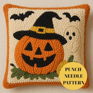 Op de afbeelding: Vierkantig Halloween-kussen met een textuurontwerp met punch needle. Het kussen heeft een oranje pompoen met een zwarte heksenhoed, een witte geest en twee zwarte vleermuizen. De tekst "PUNCH NEEDLE PATTERN" staat rechtsonder.