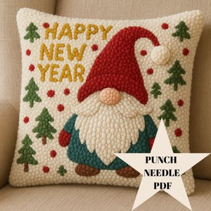 Peut inclure: Un coussin en point de croix crème avec un motif de gnome. Le gnome a un chapeau rouge, une barbe blanche et un manteau bleu et vert. Les mots "HAPPY NEW YEAR" sont en jaune, avec des arbres verts et des points rouges.