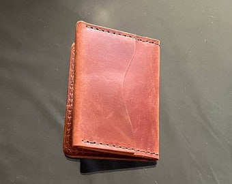 Portatarjetas de cuero genuino en color marrón coñac. Genuine cowhide cuero hecho a mano portatarjetas. Cartera de tarjeta delgada