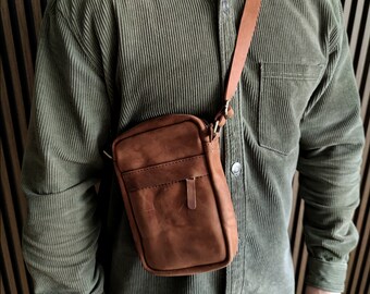 Brązowa skórzana torba kurierska w kolorze koniaku. Torba na ramię z metalowymi meblami. Oryginalna skórzana torba ręcznie robiona