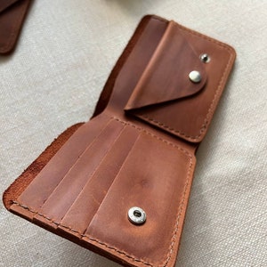 Cartera plegable de cuero marrón coñac. Cartera de cuero genuino con compartimento para monedas con muebles de metal. Cartera de cuero compacta hecha a mano