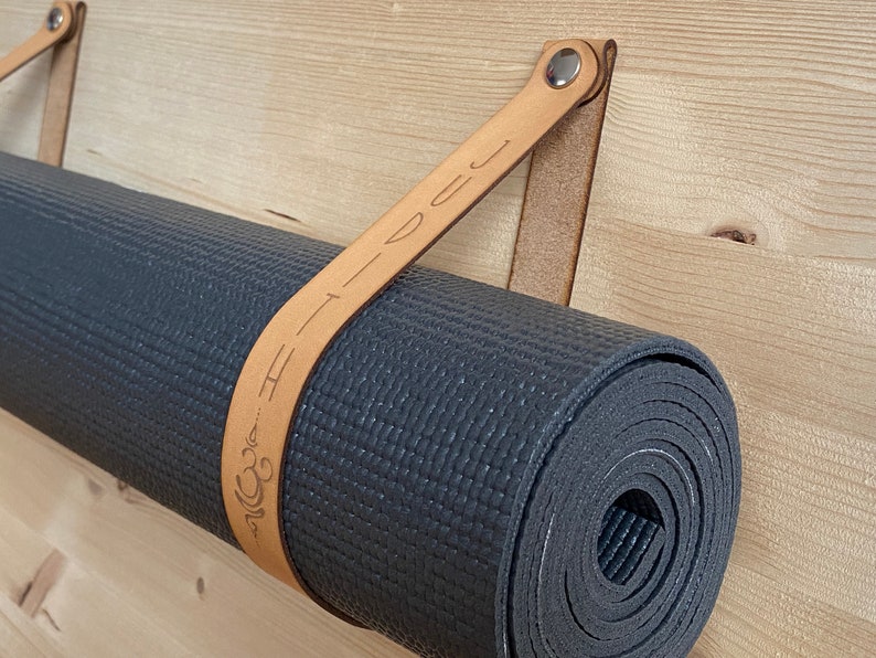 Halter für Yogamatten aus echtem Leder. Lasergravierte Halteriemen mit Deinem Text personalisiert. Bild 2