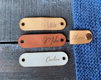 Label aus echtem Leder für Häkel- und Strickware. Lasergravierter Patch mit Deinem Text personalisiert. Anbringung von links