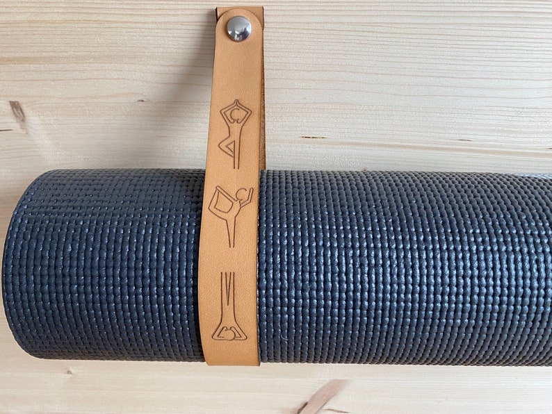 Halter für Yogamatten aus echtem Leder. Lasergravierte Halteriemen mit Deinem Text personalisiert. Bild 6