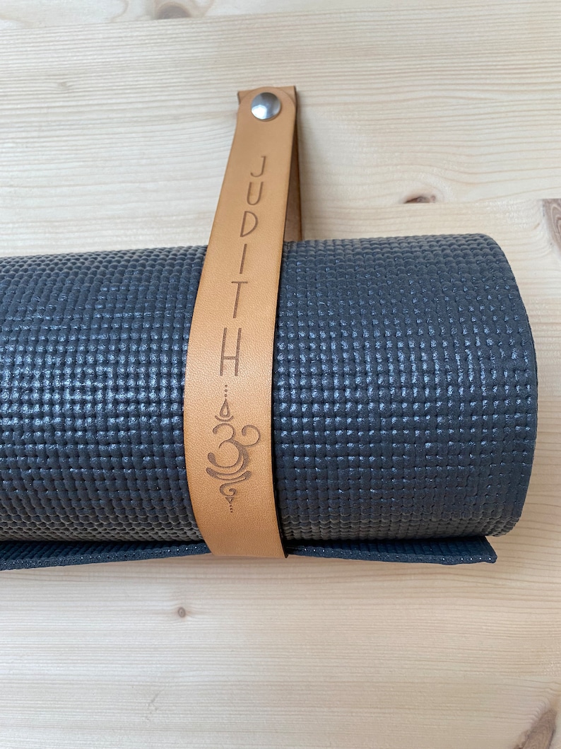Halter für Yogamatten aus echtem Leder. Lasergravierte Halteriemen mit Deinem Text personalisiert. Bild 7