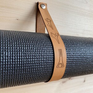 Halter für Yogamatten aus echtem Leder. Lasergravierte Halteriemen mit Deinem Text personalisiert. Bild 3