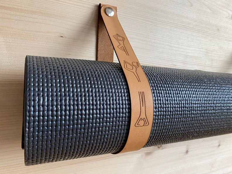 Halter für Yogamatten aus echtem Leder. Lasergravierte Halteriemen mit Deinem Text personalisiert. Bild 3