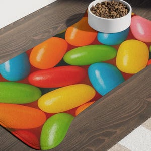 Tapete de alimentación para mascotas Jelly Bean: poliéster afelpado, antideslizante