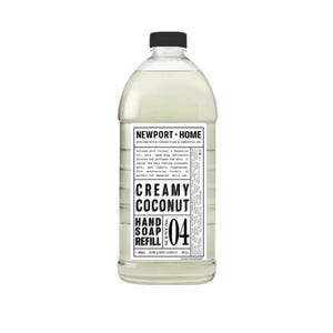 Könnte beinhalten: Eine durchsichtige Plastikflasche mit Nachfüll-Handseife mit cremigem Kokosnussduft. Die Flasche ist mit "NEWPORT+HOME" und "CREAMY COCONUT" sowie der Duftnummer "04" beschriftet.
