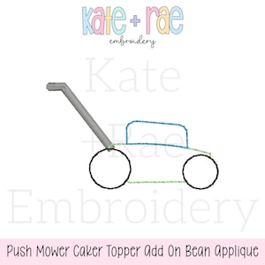 Pode incluir: Um desenho de linha de um topper de bolo de cortador de grama com uma alça cinza, rodas pretas e um corpo azul e verde. O texto "Kate + Rae embroidery" está no topo e "Push Mower Caker Topper Add On Bean Applique" na parte inferior.