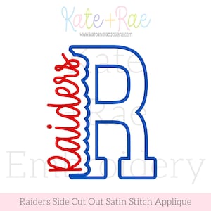 Può includere: Un disegno per ricamo digitale che presenta una grande lettera R maiuscola blu con un contorno spesso a punto raso. La parola Raiders è scritta in corsivo rosso sul lato sinistro della lettera, con un elemento di design a bordo smerlato.