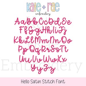 Puede incluir: Una tabla de fuentes de bordado digital titulada Hello Satin Stitch Font de kate + rae embroidery. La imagen muestra el alfabeto completo en may&uacute;sculas y min&uacute;sculas, representado en una escritura cursiva de color rosa brillante, estilo puntada sat&eacute;n.