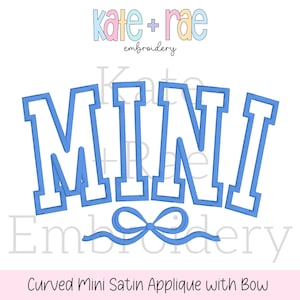 Könnte beinhalten: Gebogener blauer Satin-Applik mit dem Wort "MINI" in einer Schriftart im College-Stil und einer blauen Satin-Schleife. Der Text "kate + rae embroidery" befindet sich oben im Bild.
