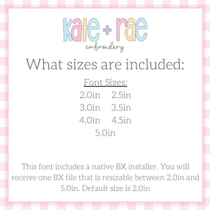 Puede incluir: Un fondo rosa y blanco estampado con el texto "kate + rae embroidery". El texto "&iquest;Qu&eacute; tama&ntilde;os est&aacute;n incluidos:" est&aacute; encima de una lista de tama&ntilde;os de fuente que van de 5,08 cm a 12,7 cm. El texto tambi&eacute;n indica que la fuente incluye un instalador BX nativo.