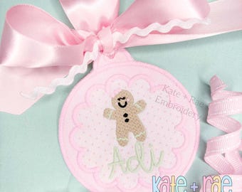 Enfeite de Natal com aplique em ponto cetim e borda ondulada para meninas - Desenho para bordado no bastidor • Download digital do desenho para bordado no bastidor