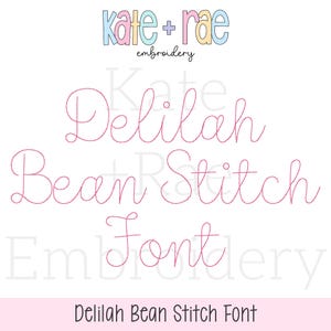 Op de afbeelding: Een digitaal ontwerp met de tekst "Delilah Bean Stitch Font" in een sierlijke, cursieve stijl. Het ontwerp bevat het "Kate + Rae Embroidery" logo in pastelkleuren bovenaan. Het lettertype is lichtroze.