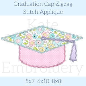 Puede incluir: Una aplicación de gorro de graduación rosa y blanco con un patrón floral y un borla morado. La aplicación está disponible en tres tamaños: 5x7, 6x10 y 8x8 pulgadas.