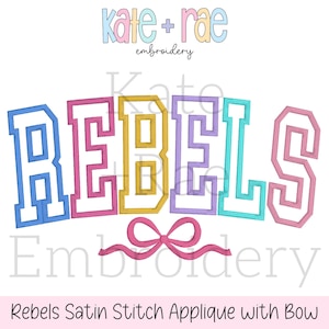 Puede incluir: Una aplicación de punto de satén de colores del término "REBEL" con un lazo rosa. La aplicación es perfecta para añadir un toque personalizado a la ropa, los bolsos o la decoración del hogar.