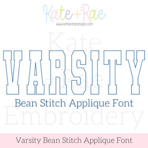 Op de afbeelding: Een digitaal ontwerp met het woord "VARSITY" in een blauw, blokvormig lettertype. Hieronder staat de tekst "Bean Stitch Applique Font" en "Varsity Bean Stitch Applique Font". Het ontwerp bevat het Kate + Rae logo.