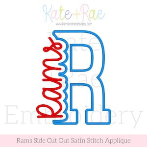 Pode incluir: Uma letra R bordada em azul com a palavra Rams em letra cursiva vermelha costurada verticalmente ao longo do lado esquerdo. O design apresenta uma borda de ponto de cetim e um estilo recortado. O texto Kate + Rae e Rams Side Cut Out Satin Stitch Applique é visível.