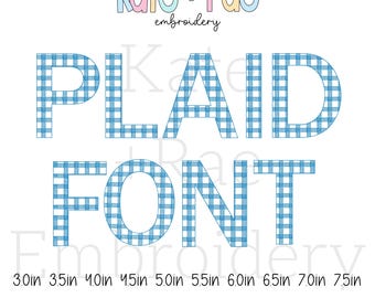 Pode incluir: Um design digital com as palavras "PLAID FONT" num padrão xadrez azul e branco. O design inclui o texto "kate + rae embroidery" e medidas de tamanho de 7,6 cm a 19,1 cm. As palavras "Plaid Embroidery Font" estão na parte inferior.