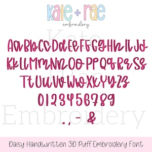 Puede incluir: Un conjunto completo de alfabeto y n&uacute;meros en estilo manuscrito, en color magenta. La imagen incluye letras may&uacute;sculas y min&uacute;sculas, n&uacute;meros del 0 al 9 y s&iacute;mbolos. El texto "Daisy Handwritten 3D Puff Embroidery Font" est&aacute; en la parte inferior.