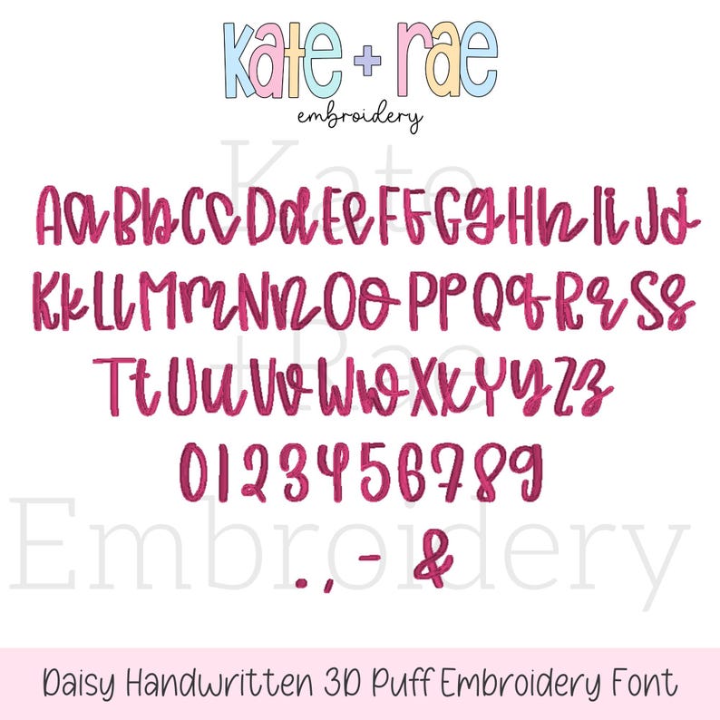 Puede incluir: Un conjunto completo de alfabeto y n&uacute;meros en estilo manuscrito, en color magenta. La imagen incluye letras may&uacute;sculas y min&uacute;sculas, n&uacute;meros del 0 al 9 y s&iacute;mbolos. El texto "Daisy Handwritten 3D Puff Embroidery Font" est&aacute; en la parte inferior.