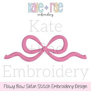 Op de afbeelding: Roze satijnsteek borduurontwerp van een zwierige strik met de tekst "Kate + Rae Embroidery" boven de strik en de tekst "Flowy Bow Satin Stitch Embroidery Design" onder de strik.