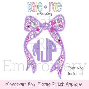 Puede incluir: Aplique de lazo de monograma morado con un patrón floral y detalle de puntada en zigzag. El monograma son las letras "MJP". El texto "kate + rae embroidery" está en la parte superior de la imagen. El texto "Font Not Included" está en la parte inferior de la imagen.