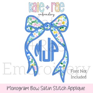 Puede incluir: Un lazo de aplique de punto de satén azul con un patrón floral. El monograma son las letras "MJP". El texto "kate + rae embroidery" está por encima del lazo. El texto "Font Not Included" está debajo del lazo. El texto "Monogram Bow Satin Stitch Applique" está debajo del texto "Font Not Included".