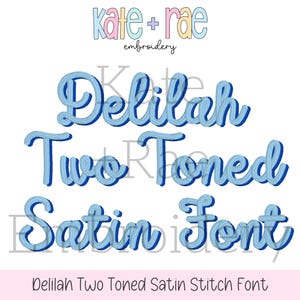 Könnte beinhalten: Grafik mit dem Text "Delilah Two Toned Satin Font" in blauer, kursiver Schrift mit dunklerblauem Schatten. Oben im Bild steht "Kate + Rae embroidery" in Pastellfarben.