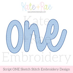 Può includere: La parola "one" in blu chiaro, scritta in un carattere script con un motivo strutturato, su sfondo bianco. L'immagine include il testo "Kate + Rae" in una combinazione di colori pastello, insieme all'indirizzo del sito web. Sotto, si legge "Script ONE Sketch Stitch Embroidery Design."
