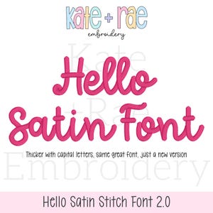 以下が含まれることがあります： 白い背景に、鮮やかなピンク色の筆記体で「Hello Satin Font」と刺繍風に書かれています。上部にはパステルカラーで「kate + rae embroidery」と書かれています。下部には「Hello Satin Stitch Font 2.0」と書かれています。このフォントは、大文字で太字と説明されています。