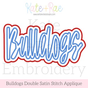 Op de afbeelding: Een blauw "Bulldogs" applicatieontwerp met een rode omtrek. Het ontwerp is in een cursief lettertype. De afbeelding bevat ook de tekst "Kate + Rae" en "www.kateandradesigns.com". Onder het ontwerp staat de tekst "Bulldogs Double Satin Stitch Applique".