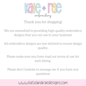 Puede incluir: Una tarjeta informativa blanca con el texto kate + rae embroidery en letras azules, rosas y amarillas. La tarjeta incluye texto sobre dise&ntilde;os de bordado de alta calidad, pruebas de costura, t&eacute;rminos de uso, contacto y la direcci&oacute;n web.