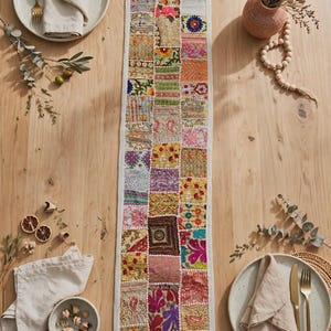 Camino de mesa de patchwork hecho a mano (60 x 15 pulgadas), decoración de sari bordado estilo boho, colorido adorno de mesa indio imagen 2