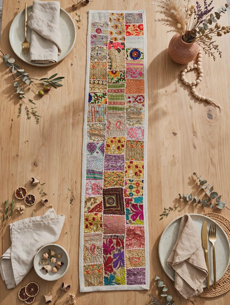 Camino de mesa de patchwork hecho a mano (60 x 15 pulgadas), decoración de sari bordado estilo boho, colorido adorno de mesa indio imagen 2