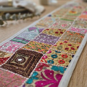 Camino de mesa de patchwork hecho a mano (60 x 15 pulgadas), decoración de sari bordado estilo boho, colorido adorno de mesa indio imagen 3