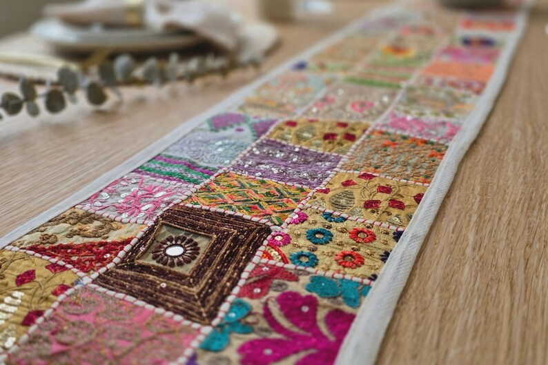 Camino de mesa de patchwork hecho a mano (60 x 15 pulgadas), decoración de sari bordado estilo boho, colorido adorno de mesa indio imagen 3