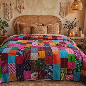 Peut inclure: Une courtepointe en patchwork rectangulaire présentant une gamme vibrante de carrés de tissu multicolores avec divers motifs floraux, géométriques et abstraits dans des tons de rose, bleu, orange, jaune et vert, posée sur un lit à tête en rotin.