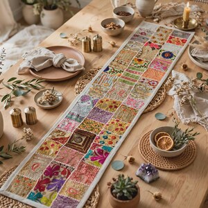 Camino de mesa de patchwork hecho a mano (60 x 15 pulgadas), decoración de sari bordado estilo boho, colorido adorno de mesa indio imagen 4