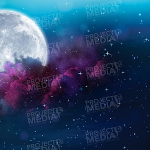 Puede incluir: Una luna llena brilla intensamente en un cielo nocturno azul oscuro con una nebulosa púrpura y rosa detrás. El cielo está salpicado de estrellas blancas.