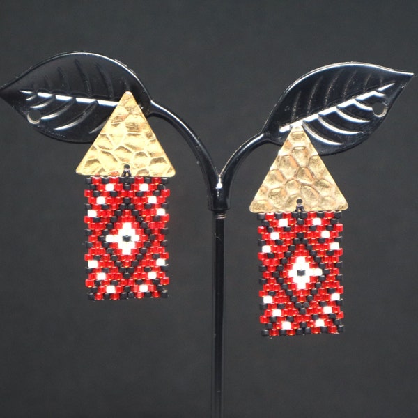 Pendientes étnicos ingas de cuentas de miyuki con herraje triangular dorado. Colores rojo, negro y blanco.