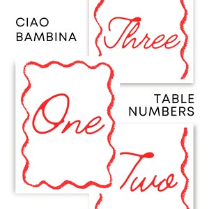 Può includere: Tre carte di numero di tavolo rosse con un bordo a festoni. I numeri sono scritti in corsivo. Le carte recitano "Uno", "Due" e "Tre". Il testo "NUMERI DI TAVOLO" è stampato in nero sotto le carte.