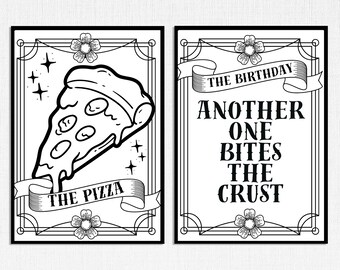 Może przedstawiać: Dwie czarno-białe karty do wydrukowania w stylu vintage. Lewa karta przedstawia kawałek pizzy z tekstem "The Pizza". Prawa karta zawiera tekst "The Birthday Another One Bites The Crust".