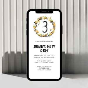 Puede incluir: Una invitación digital para una fiesta de cumpleaños infantil de 3 años. La invitación presenta un número 3 amarillo rodeado de un círculo de vehículos de construcción. El texto dice "Julian's Dirty 3-Rdy" e incluye la fecha, la hora y la ubicación de la fiesta. También se incluye información de RSVP.