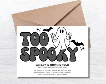 Może przedstawiać: Czarno-biała karta zaproszenia z duchem i nietoperzami. Tekst brzmi "Too Spooky" i "Ashley kończy cztery lata. Bawmy się strasznie!"  30 października 20XX o 14:00. 458 Toronto Street | North York, Ontario. RSVP do Stephanie pod numer 416-774-8854.