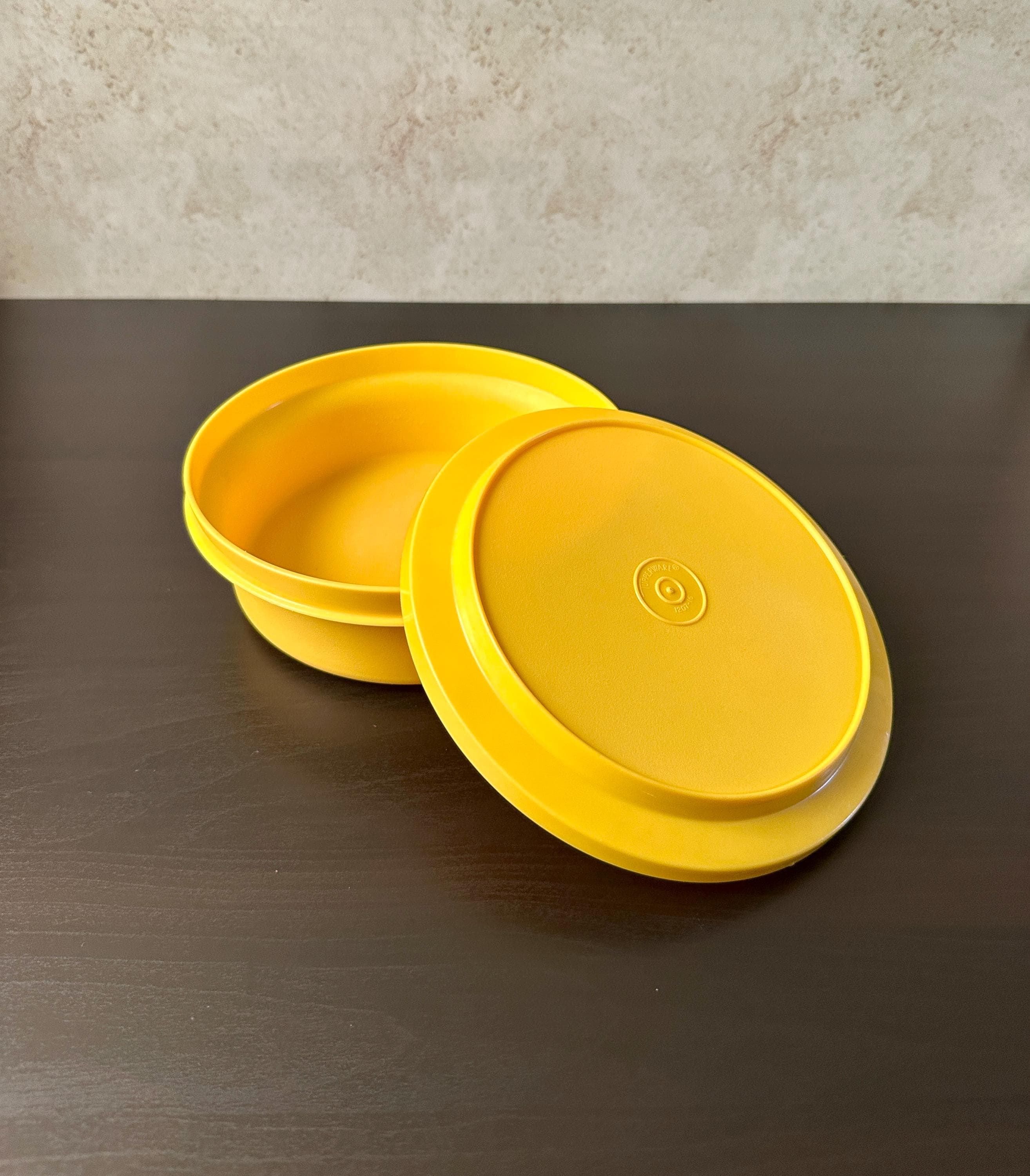 Tupperware Limon Tupperware Seal-n-serve Lemon Medium Bowl #1253 and Lid #1207; Tupper ...