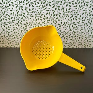 Tupperware 1 Quart Yellow Strainer With Handle #1200; vintage Tupperware; vintage colander; vintage strainer; vintage pasta strainer