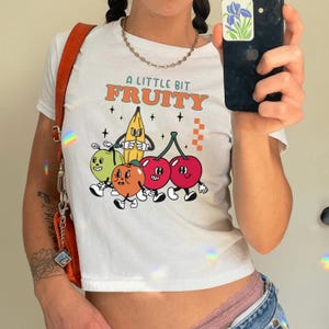 T-shirt bébé un peu fruité, t-shirt bébé amis fruités, droits des homosexuels, arc-en-ciel de la fierté, chemise Pride Parade, lgbtq+, soutien aux lesbiennes, mois de la joyeuse fierté